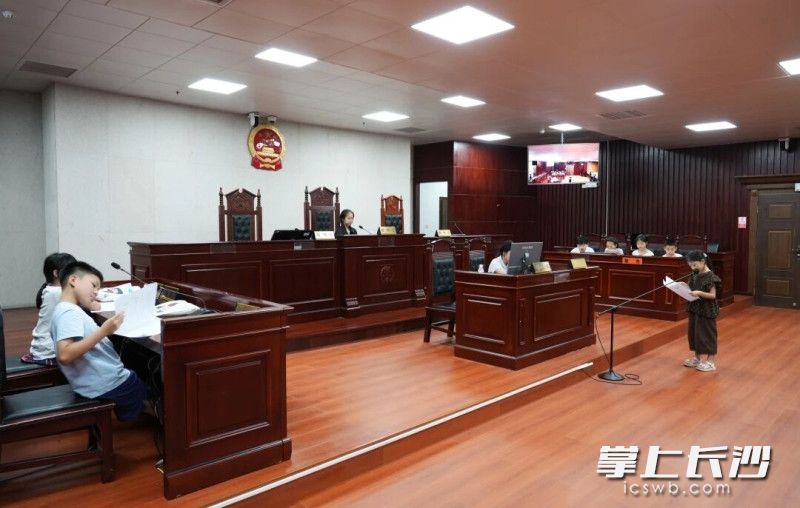 “模拟法庭”开启“沉浸式”庭审体验。