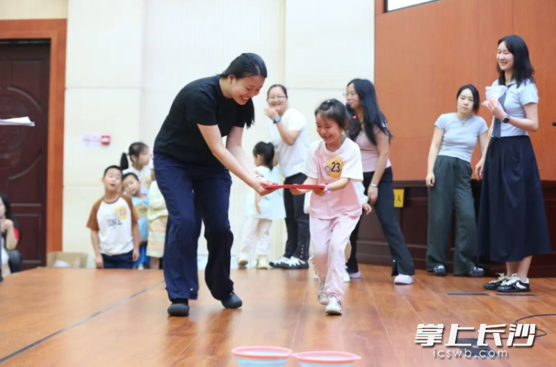 长沙市芙蓉区人民法院举行“法润芙蓉 欢乐童行”暑期亲子法治嘉年华活动。均为法院供图