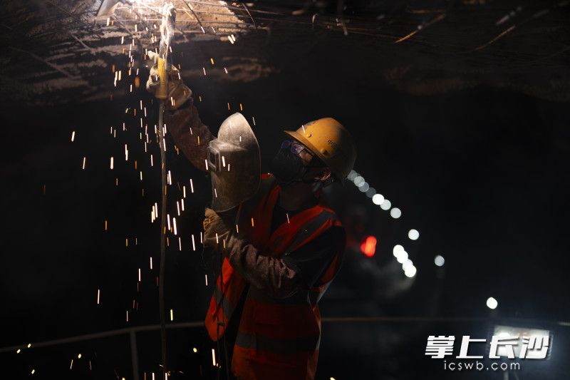 工人在进行加固作业。