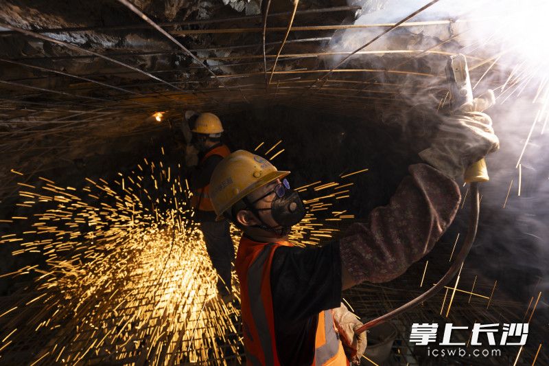 7月28日，长沙至浏阳市域（郊）铁路的重点工程蕉溪岭2号隧道支护施工现场，支护工人吴学伟和工友们在台车上进行网片加固作业。 均为长沙晚报全媒体记者黄启晴、实习生谢宇航摄