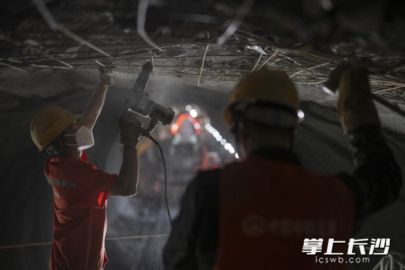 电钻冲击的岩石，让空气中热浪夹杂着粉尘。