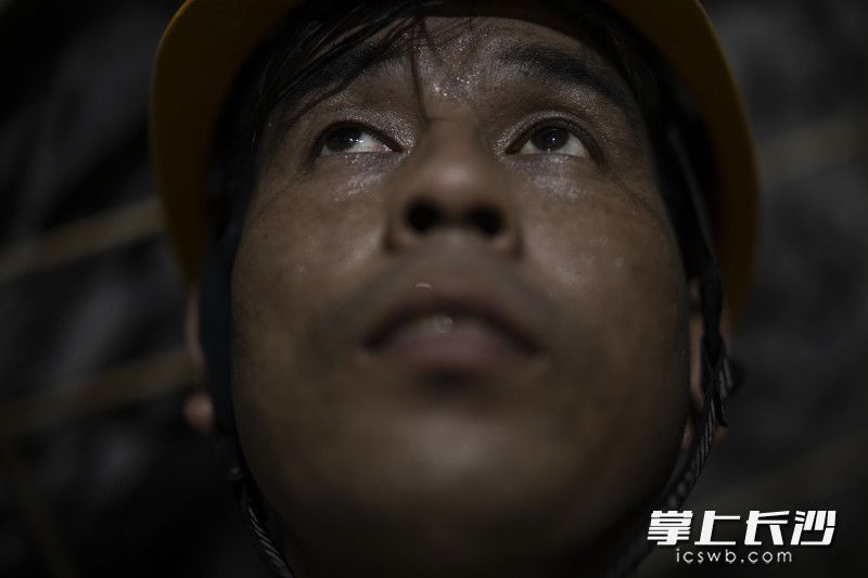 张应脸上挂满了汗珠。