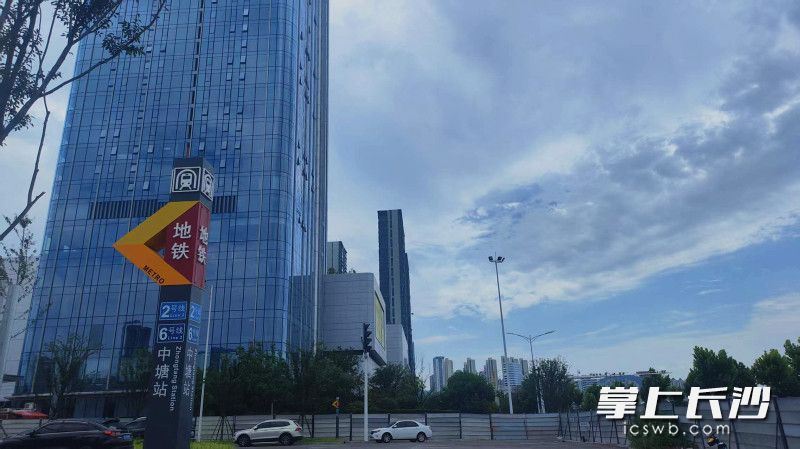 中塘站是地铁2号线和6号线的换乘站，一直以来都是周边楼盘的一大卖点。 均为长沙晚报全媒体记者孙占锋、实习生王楚赫摄
