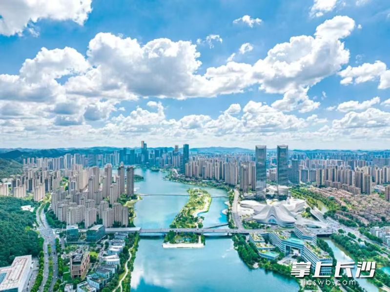 梅溪湖构建起完整的水下生态系统，水质从Ⅳ类稳步提升至Ⅲ类，成功入选湖南省“幸福河湖”优秀案例。