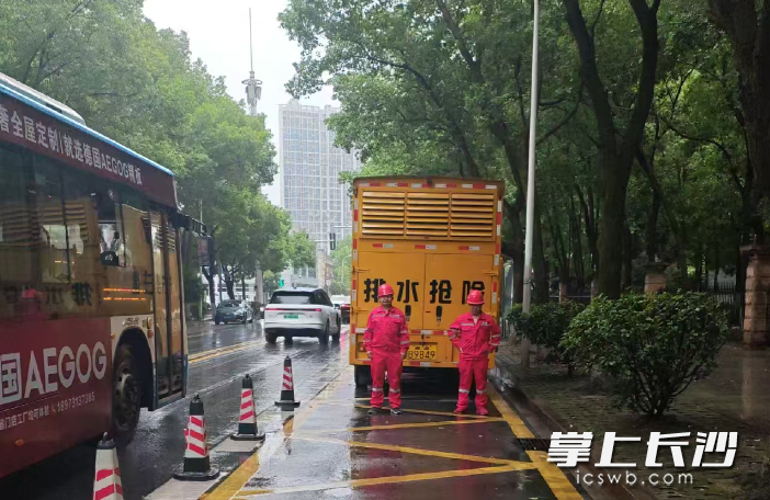 抢险队员常态化锤炼实战本领，实现台风来临前“人车等雨”前置布防、闻令即刻出征。  均为市住建局供图