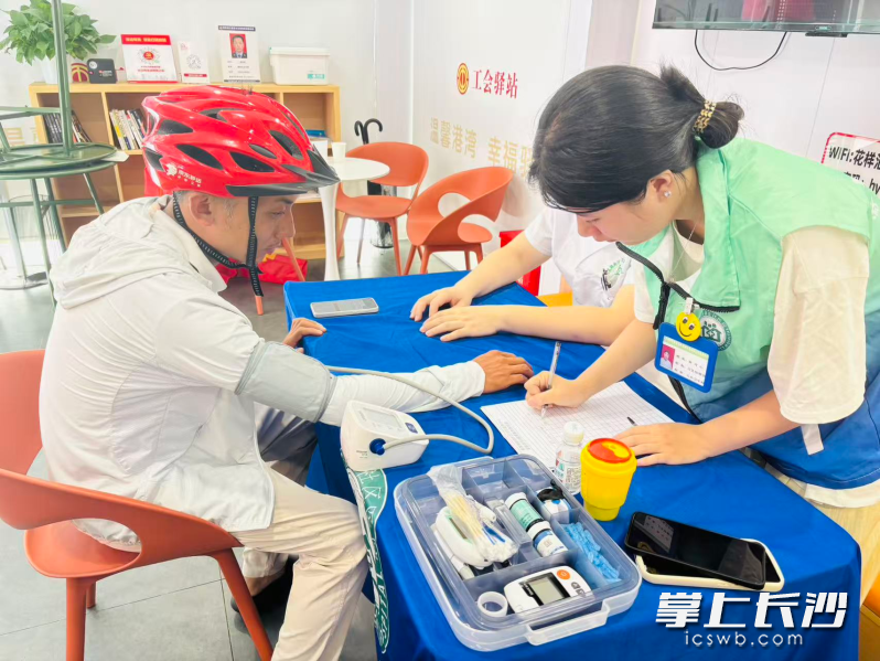 医护人员在完成检查后，逐一进行健康评估和答疑，开展健康科普。