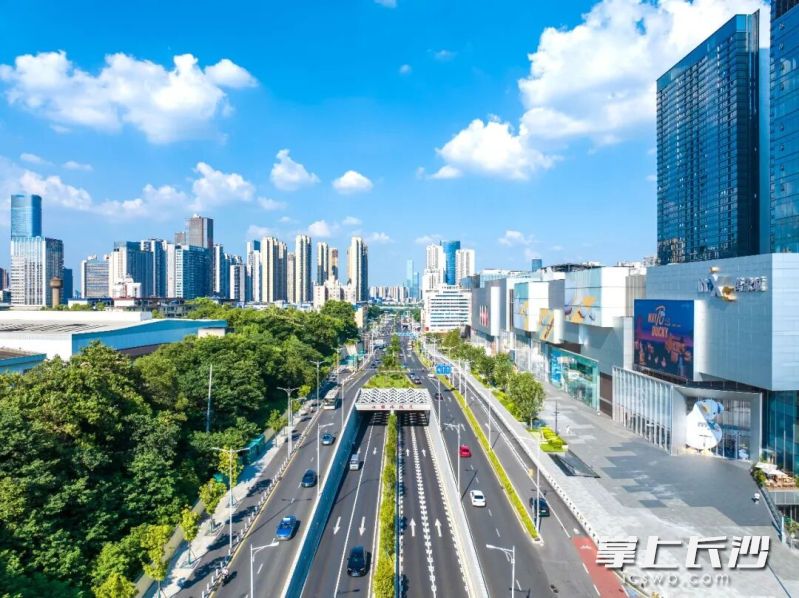 从乡村道路到城市通道，交通建设改变的，是一座城市连接发展的方式。均为 资料图片
