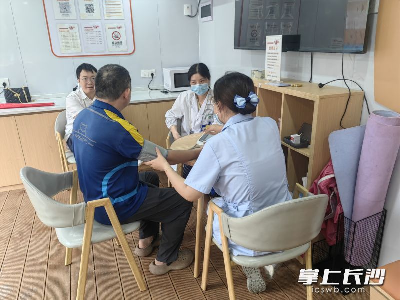7月25日至27日，梅溪湖街道联合街道社区卫生服务中心，为新就业群体开展专场公益义诊。均为 通讯员 蒋丽芳 供图