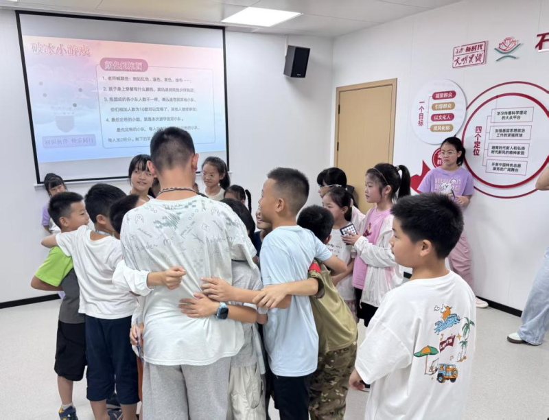 营员们参与破冰互动小游戏。均为通讯员 单亮亮 摄