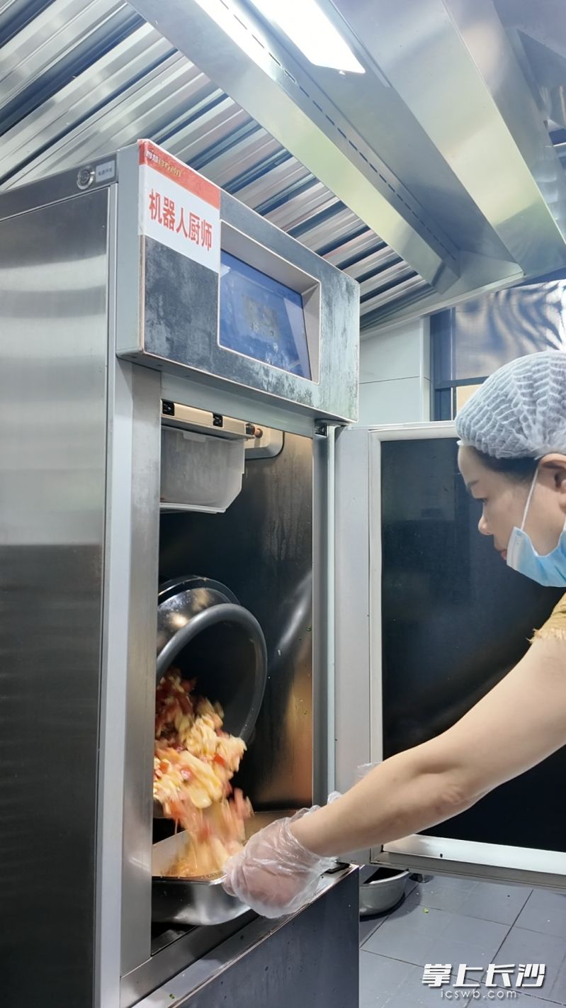 机器人厨师在炒菜前可按设置精准配比油、盐、酱料用量。