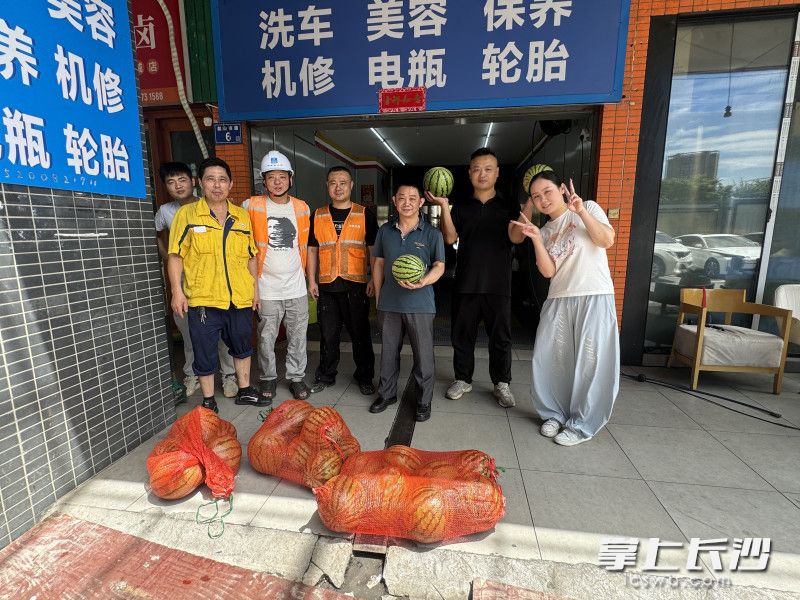西瓜送到户外工作者手中。