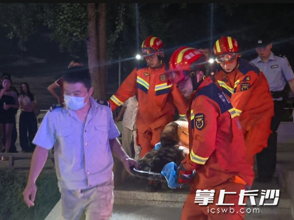 坠江女子被成功救出。 通讯员 朱伟强 摄