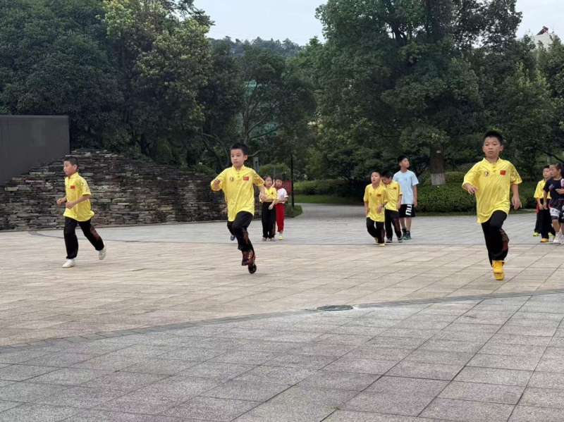 篮球馆组织的晨跑搭配折返跑、敏捷梯训练等篮球专项内容。