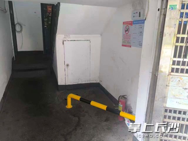 楼道空间恢复整洁通畅。