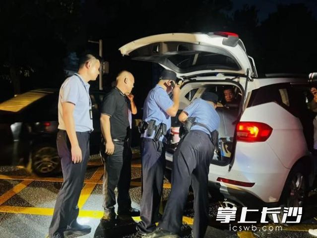 主要路口布设检查卡点，加大路面管控力度。
