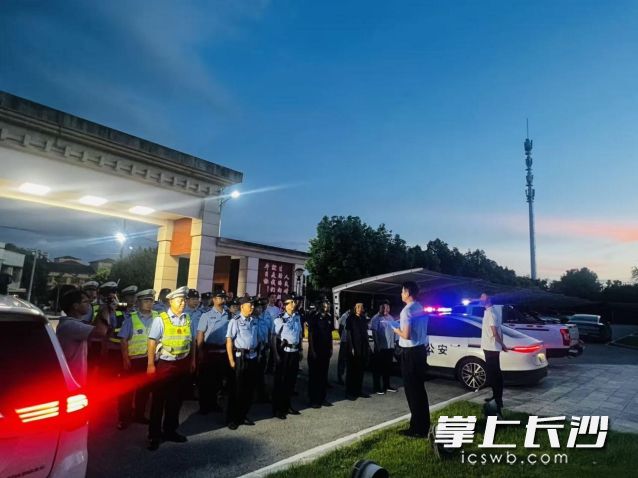 29日晚，铜官街道组织开展“月月亮剑”夜间集中整治专项行动。均为长沙晚报通讯员 王晴 供图