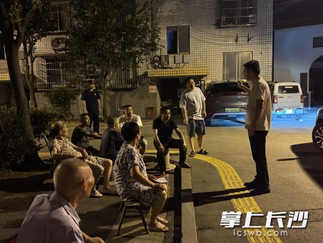 工作人员讲解烟花爆竹禁燃禁放、“两电”安全使用及交通法规知识。
