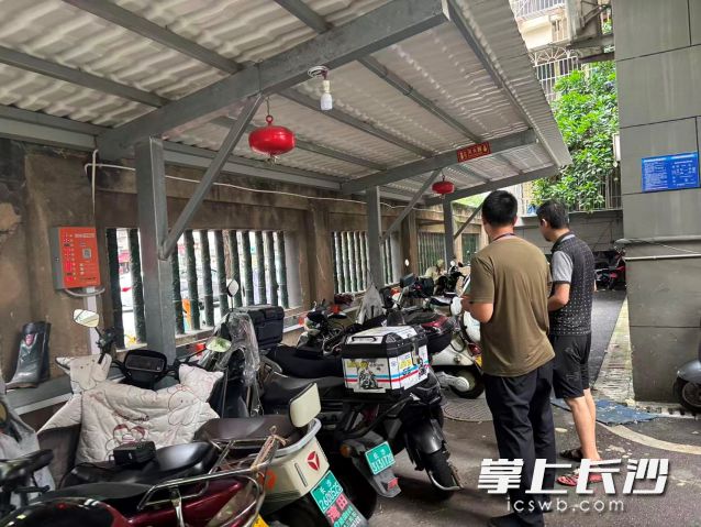针对电动车进楼充电这一突出问题，街道采取“疏堵结合”的策略双向发力。  均为长沙晚报通讯员  张柳杉 供图