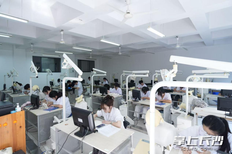 口腔头模实验室。