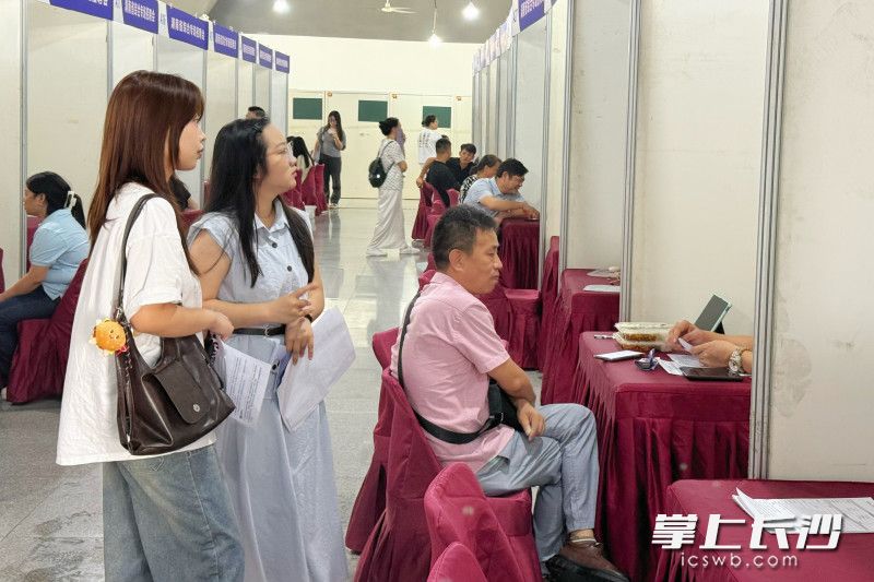 此次现场登记入场求职者110余名，收到简历158份，现场达成初步就业意向71人次。均为长沙晚报全媒体记者 刘攀 摄