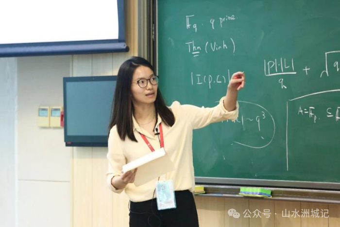 王虹在2023年北大数学校友论坛期间作报告。图源：北京大学微信公众号