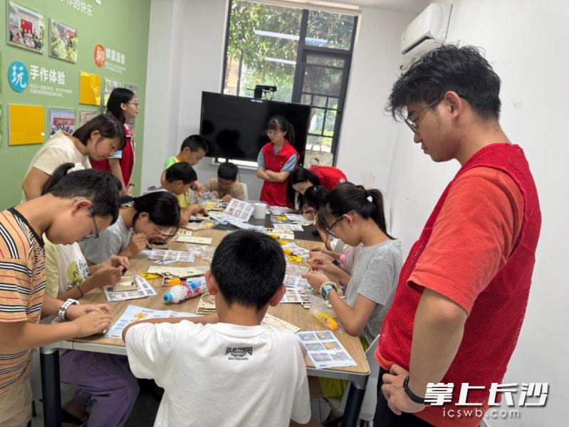 孩子们化身“小小工匠”进行实操。