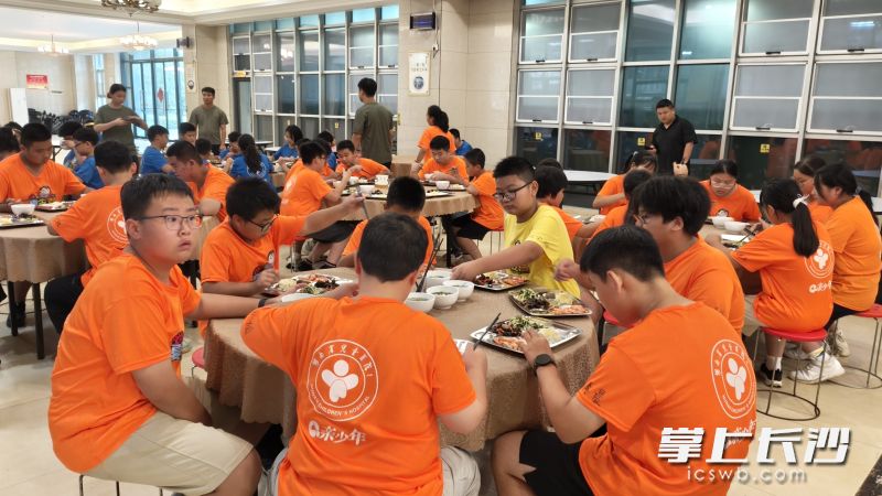 孩子们有序就餐。 长沙晚报实习生 吴臻 摄