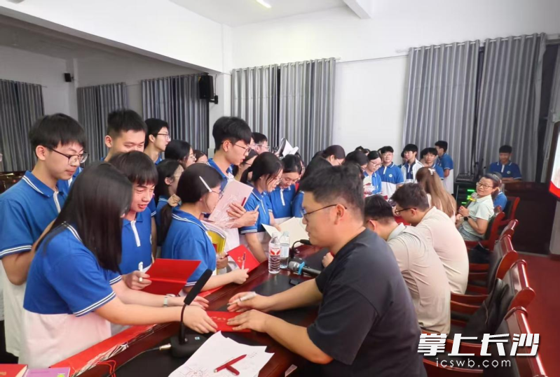 活动结束后，学子们自发围拢上来，请选调生写下寄语。