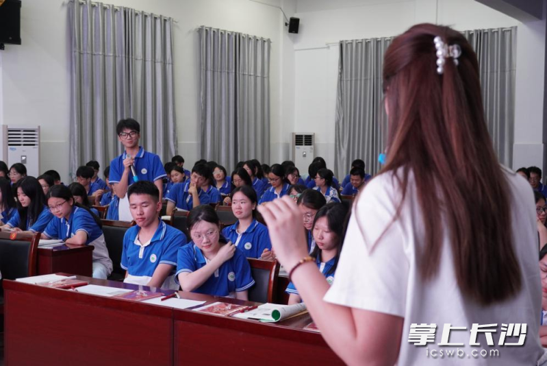 选调生以亲身经历解答学子们的困惑。 均为受访者供图
