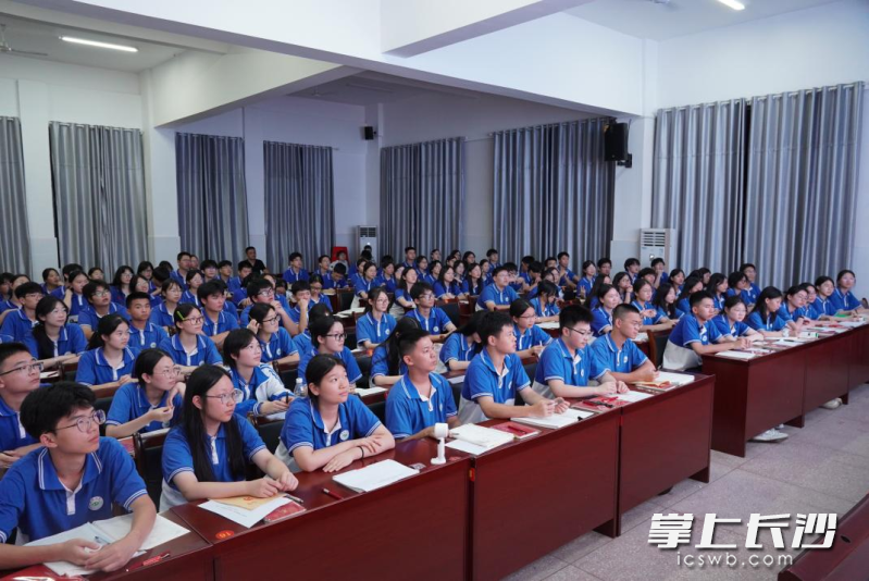 宁乡四中学子被选调生们的成长故事深深吸引。