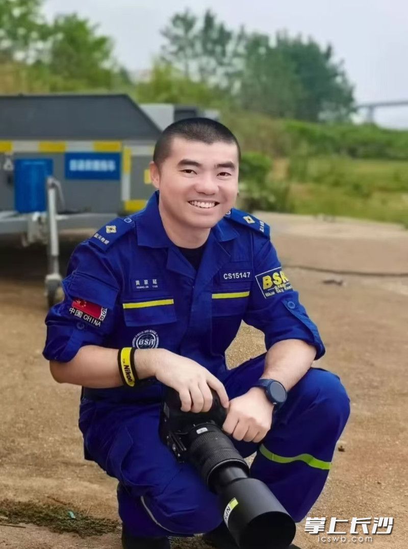 黄家延近影。