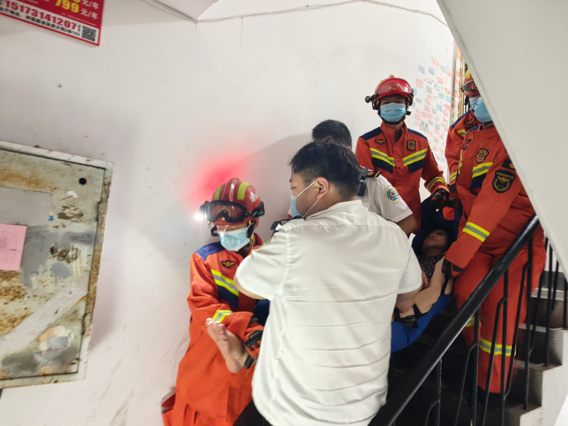 天心消防在协同转运患病老人。 长沙晚报通讯员 余娜娜 供图
