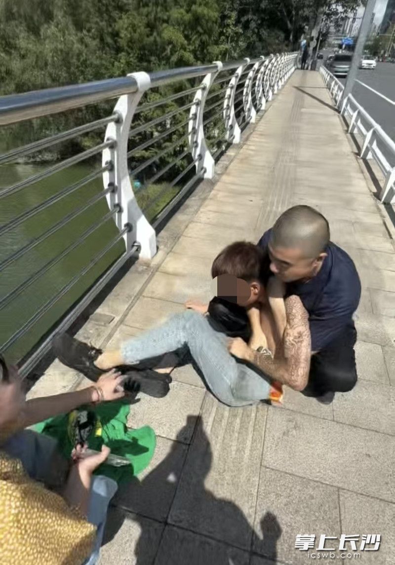 黄家延救人瞬间。