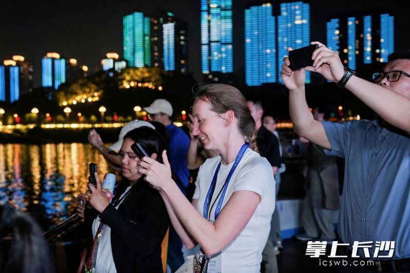 外国游客沉浸式体验山水洲城夜景。 均为市文旅广电局供图