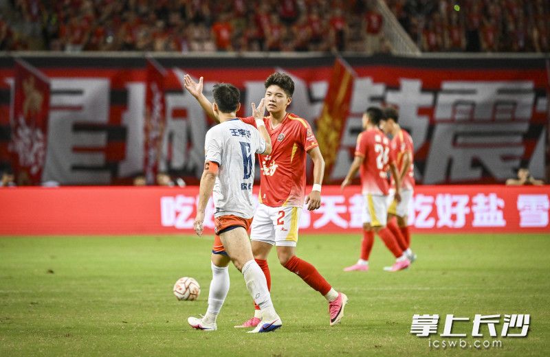 长沙队肖子健与湘西队王宇轩握手致意。