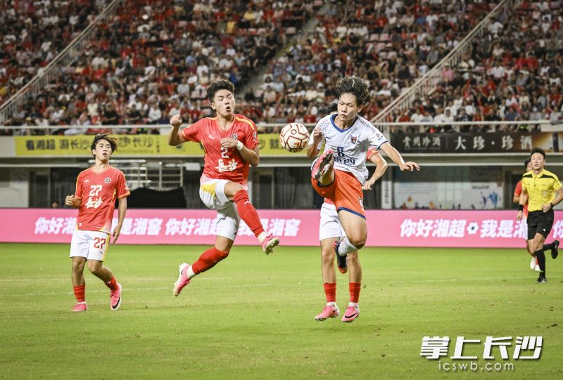 长沙队与湘西队争抢球权。 均为长沙晚报全媒体记者余劭劼摄