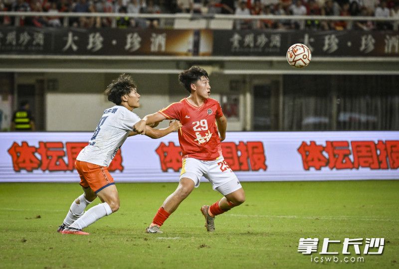长沙队李悦宁遭到“老队友”胡家豪严防死守。