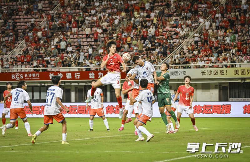 长沙队门前争顶。
