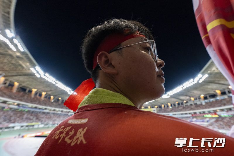 比赛结束前一位球迷看着比分牌。