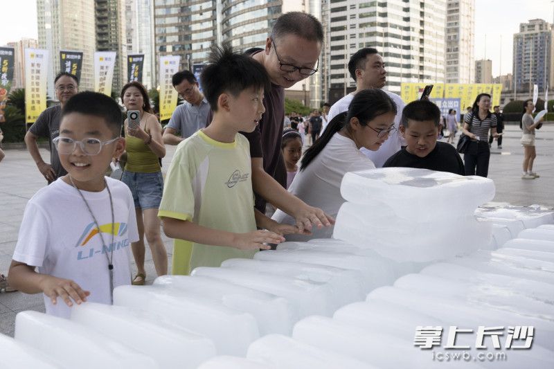 球迷入场时，场馆放置了冰块降温。