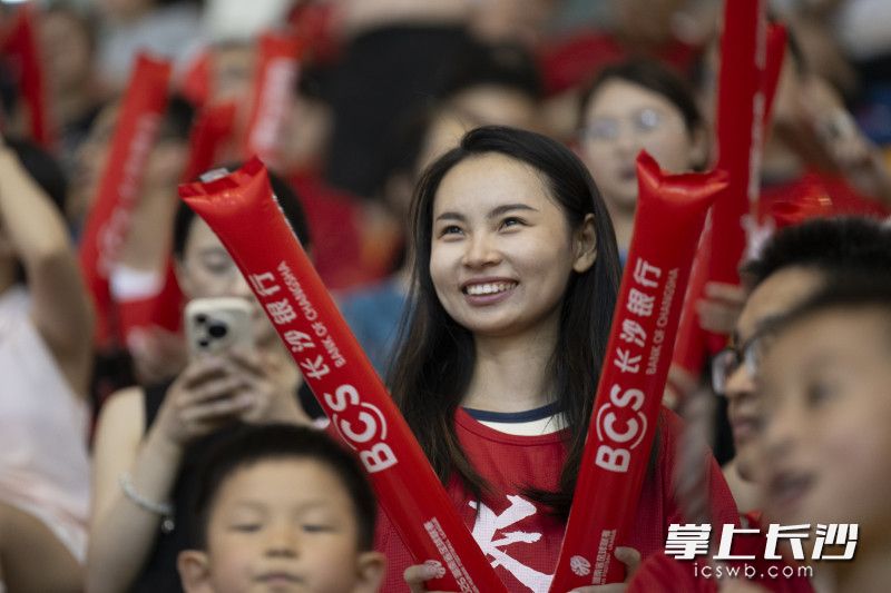 现场球迷表情轻松。