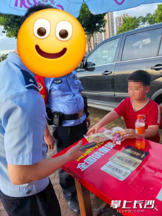 代宜材为孩子购置了面包和饮品。 代宜材为孩子购置了面包和饮品。