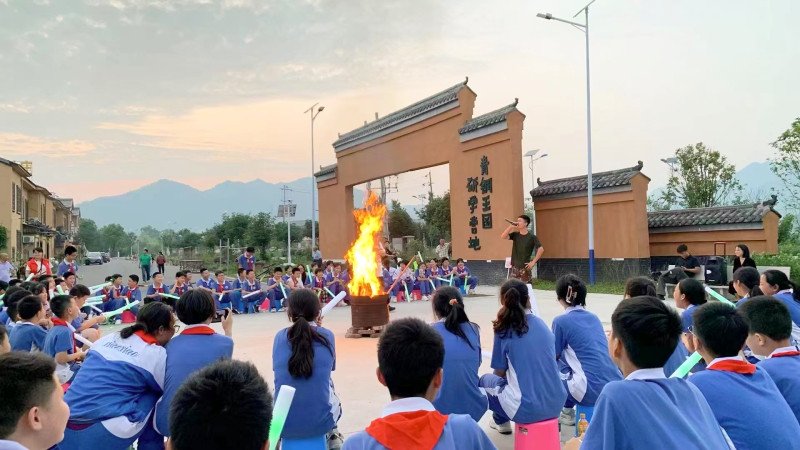 黄材炭河里景区将研学活动做成了文旅品牌。