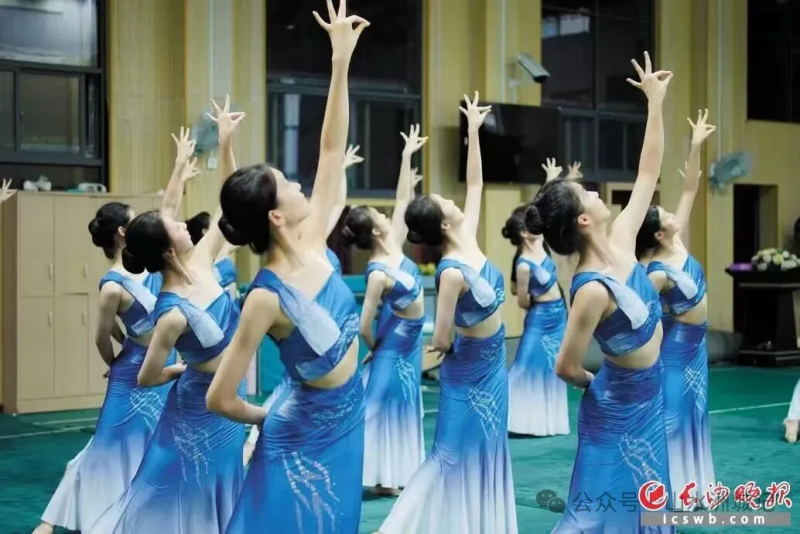 孩子们在暑期参与各种研学项目，开拓眼界。