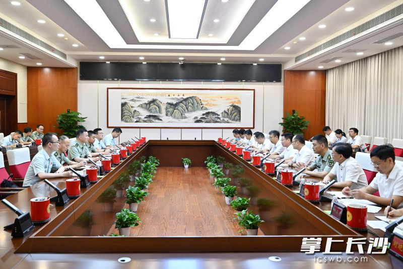 市委副书记、市长陈博彰在国防科技大学开展走访慰问。 长沙晚报全媒体记者 王志伟 摄