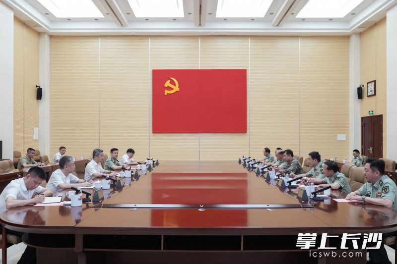 “八一”建军节到来之际，副省长、市委书记、长沙警备区党委第一书记陈竞在省军区开展走访慰问。 长沙晚报全媒体记者 郭雨滴 摄