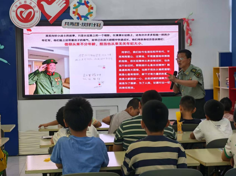 蔡建勋在阳明山庄社区给参加爱心托管班的孩子们讲长征故事。均为通讯员 凌子怡 摄