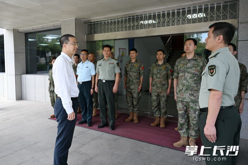 周健在岳麓区人武部走访慰问。湘江早报全媒体记者 张圣贺 摄
