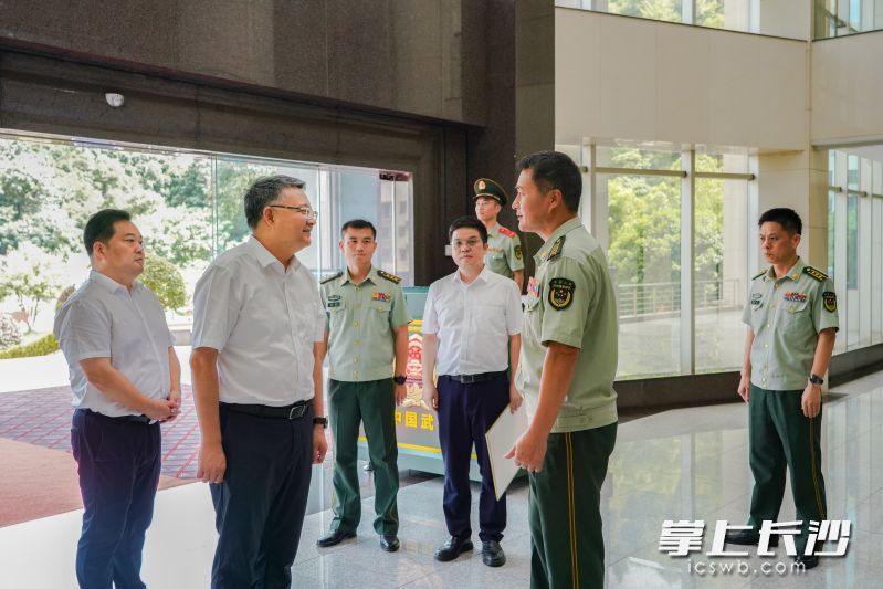 邹特在武警长沙支队走访慰问。通讯员 周慧良 摄