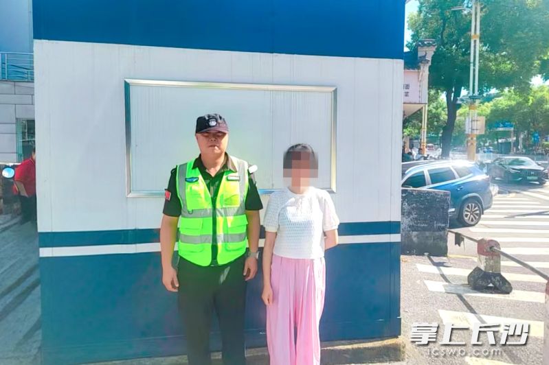 两位城管队员，在14分钟内将遗失的财物归还给失主。